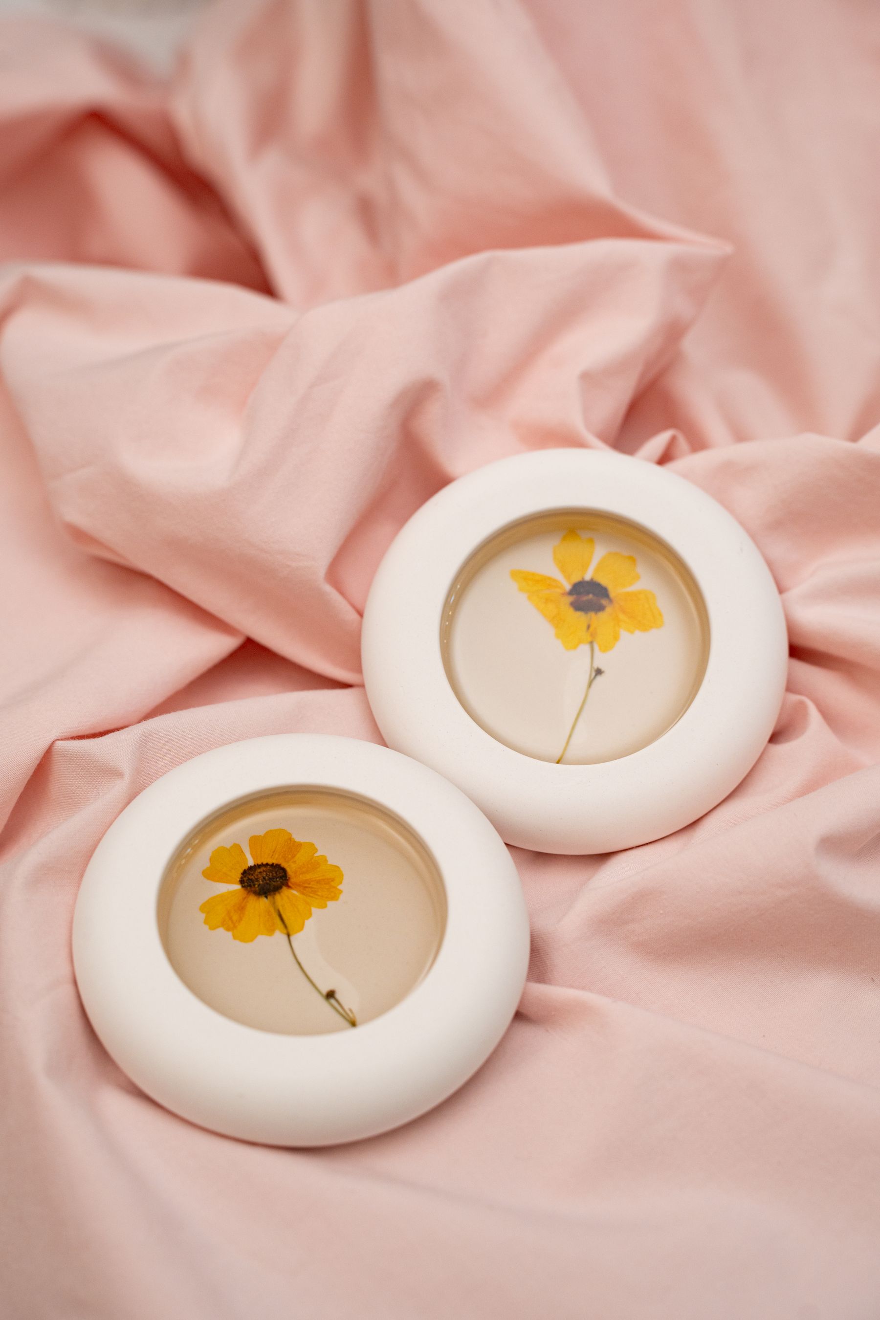 Detalle de resina con flores preservadas